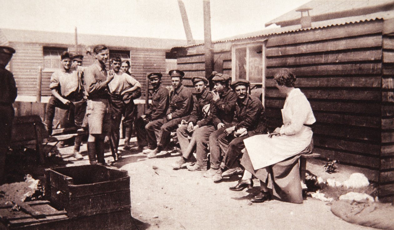 Lady Angela Forbes -kylpylä edessä, The Illustrated War News, 1916 (seepiakuva) tekijältä English Photographer