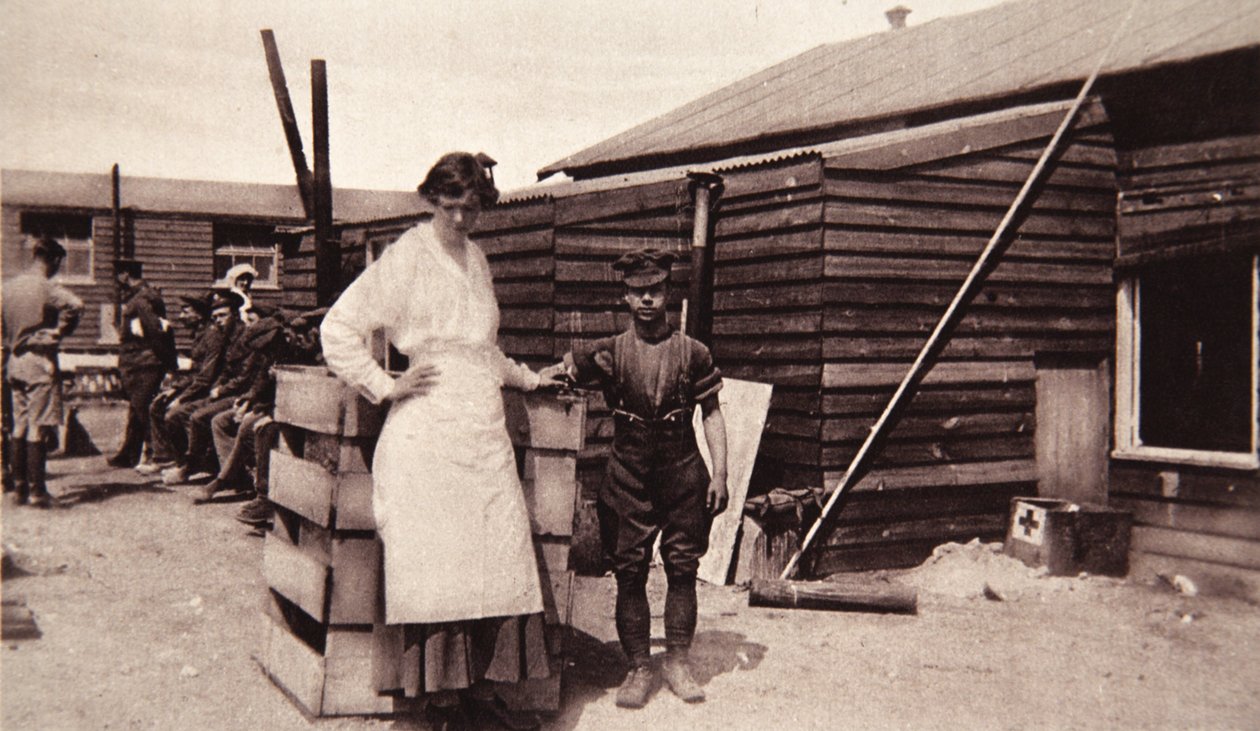 Lady Angelasin yritys: hänen kylpylässään aseiden äänen sisällä, The Illustrated War News, 1916 (seepiakuva) tekijältä English Photographer
