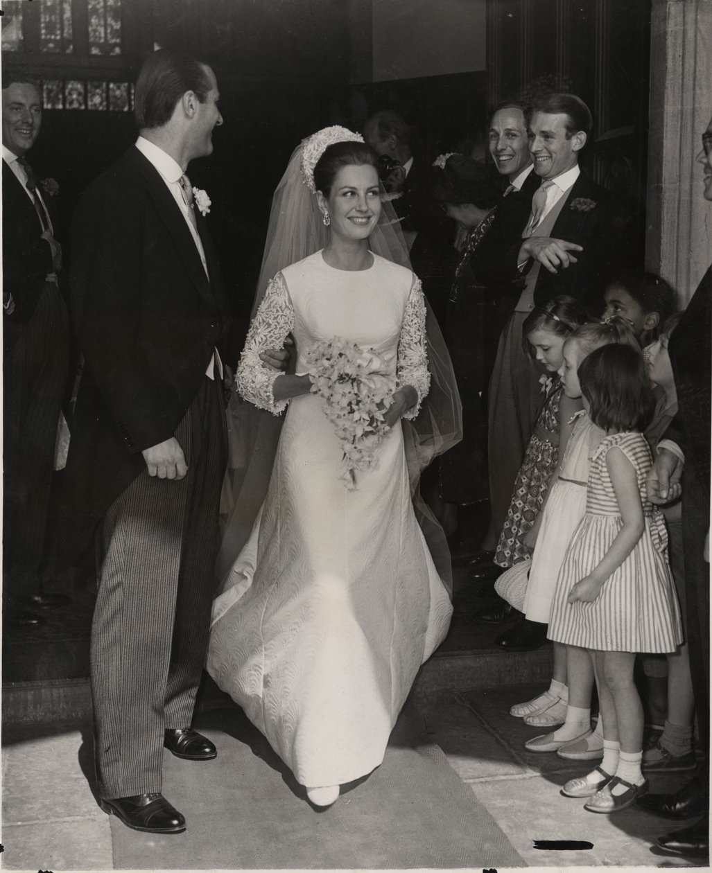 Lady Philippa Wallop yllään Belleville Couturen hääpuku, tekijältä English Photographer