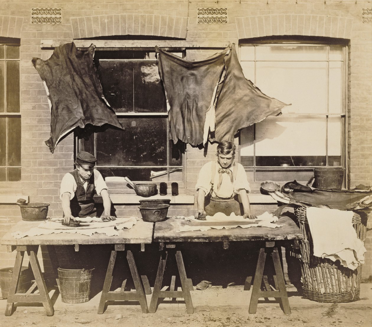 Nahan värjäys käsineiden valmistusta varten, Bevington and Sons, 1861-62 (seepiakuva) (katso myös 232992) tekijältä English Photographer