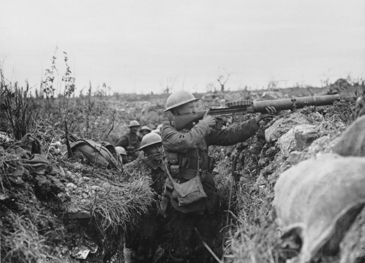 Lewis-ampuja juoksuhaudan ampumaportaalla, 1916-18 tekijältä English Photographer