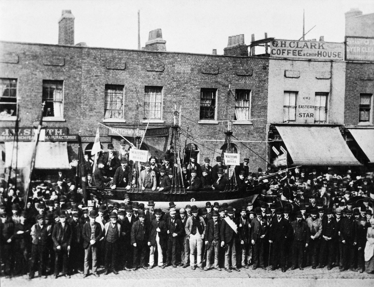 London Dock Strike, 1889 tekijältä English Photographer