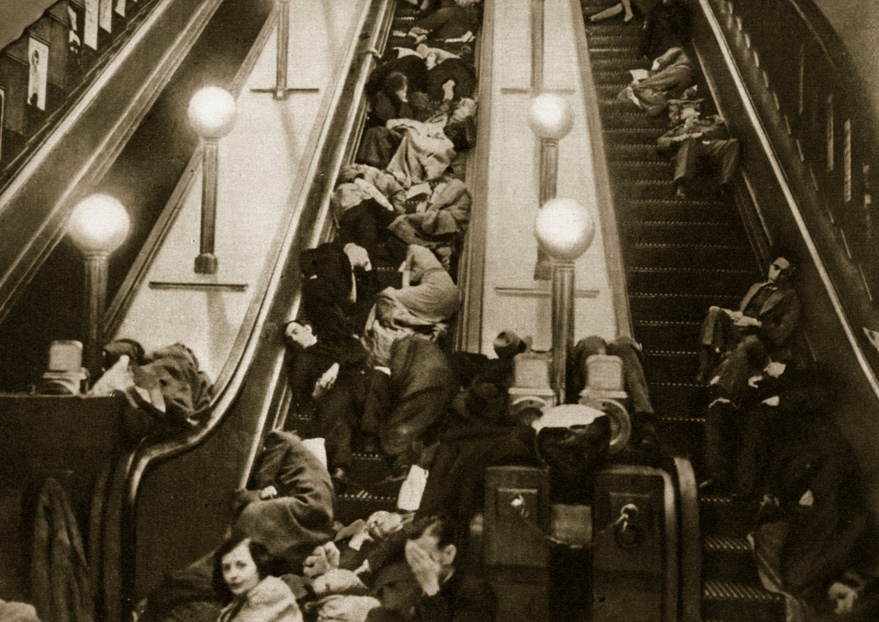 Lontoolaiset etsivät suojaa pommeilta Undergroundissa, 1940 tekijältä English Photographer