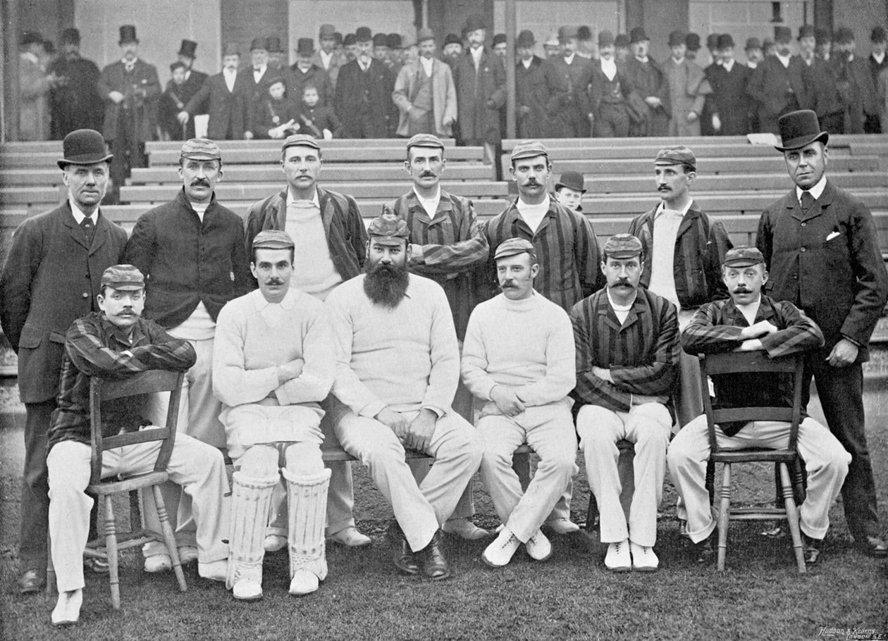 Lord Sheffields England -tiimi kiertää Australiaa vuosina 1891–1892 Famous Cricketers and Cricket Groundsista, julkaisija Hudson and Kearns, 1895 tekijältä English Photographer