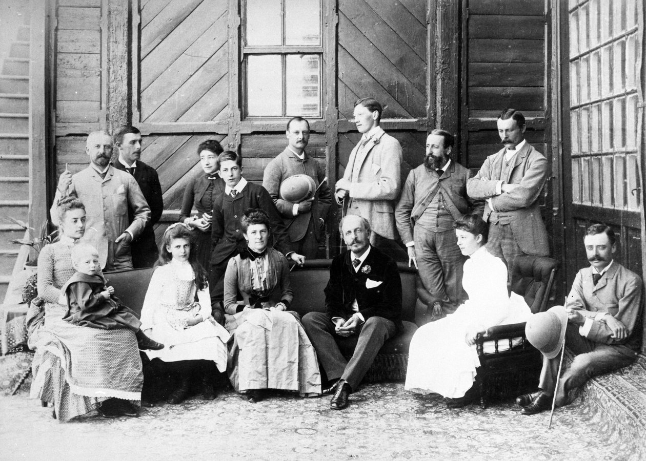 Lordi ja Lady Dufferin ja ryhmä Viceregal Lodgessa, Shimla, n. 1884-88 tekijältä English Photographer