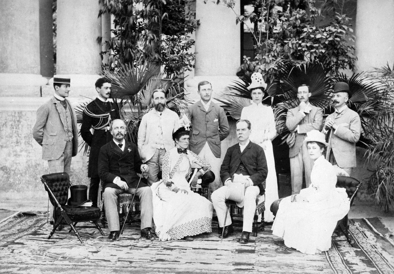 Lordi ja Lady Dufferin ja ryhmä Viceregal Lodgessa, Shimla, n. 1884-88 tekijältä English Photographer