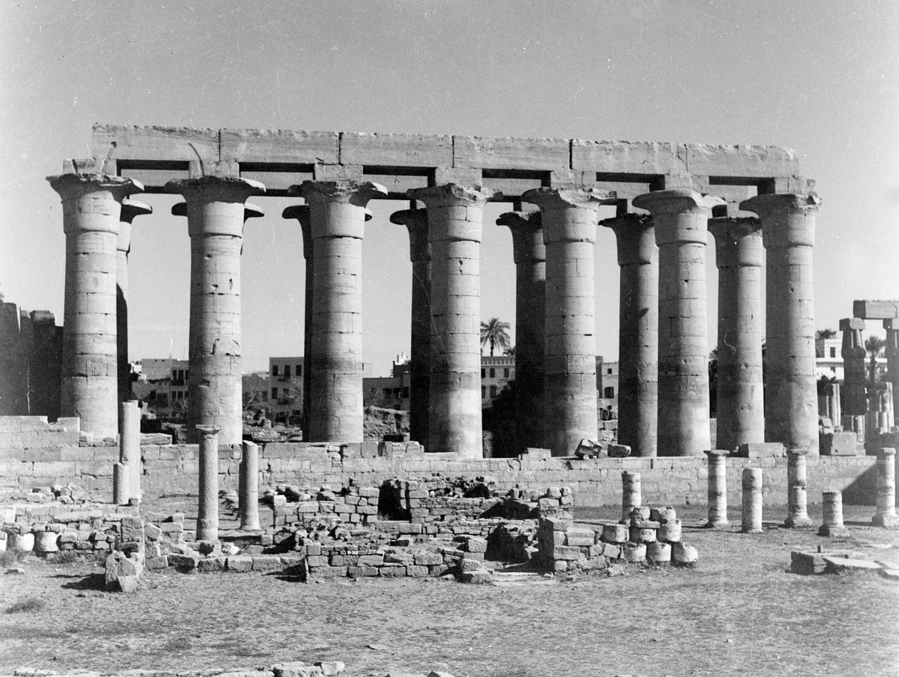 Lotus columns, Luxor Temple, albumista, joka sisältää 206 valokuvaa, jonka on koonnut majuri W.H.J. Myynti, 1940-43 tekijältä English Photographer