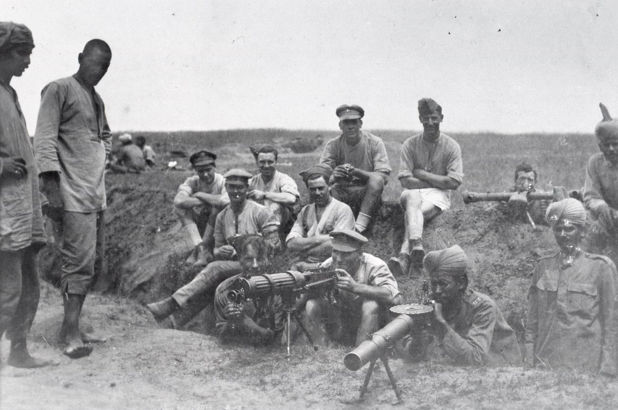 Konekiväärimiehistöt Vickersin konekiväärillä, Lewis-aseella ja etäisyysmittarilla, Mesopotamia, ensimmäinen maailmansota, tekijältä English Photographer