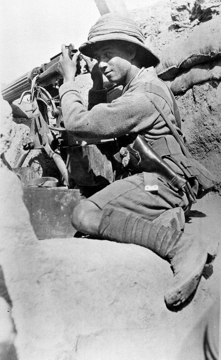 Konekivääri haudassa, Sannayat, 1916 tekijältä English Photographer