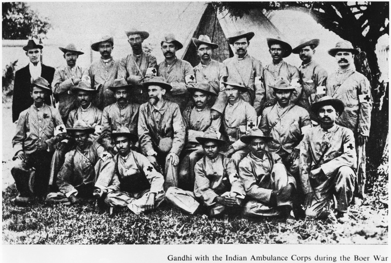 Mahatma Gandhi (1869-1948) Intian ambulanssijoukoissa buurisodan aikana, Etelä-Afrikka, 1899 tekijältä English Photographer