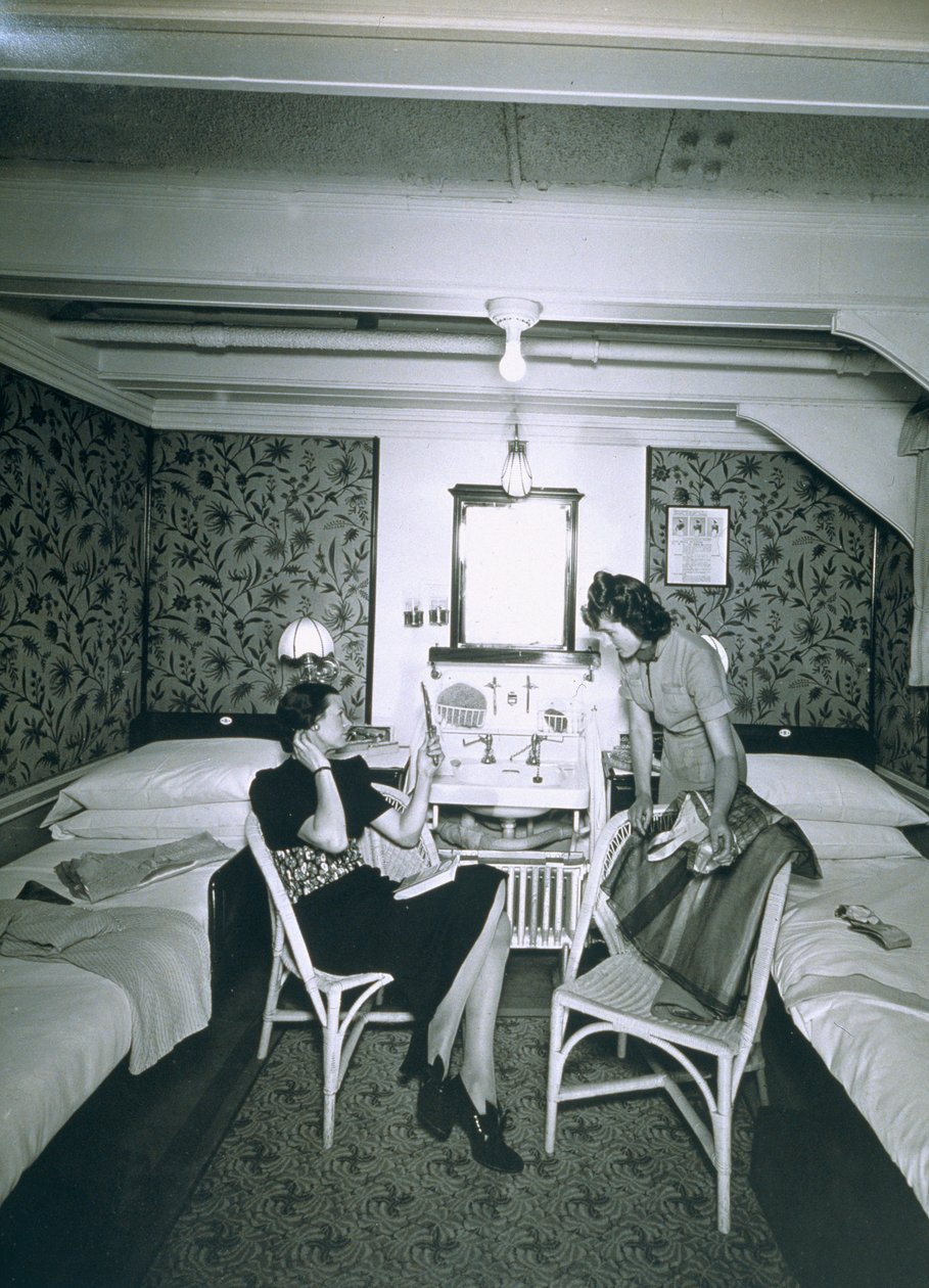Maid auttaa emäntäänsä riisuutumaan RMS Scythialla tekijältä English Photographer
