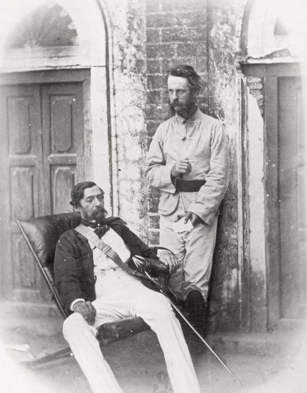 Kenraalimajuri Sir Robert Napier (1810-90) (istuu) ja hänen ADC, majuri E.H. Greathead, Lucknow, 1857 tekijältä English Photographer