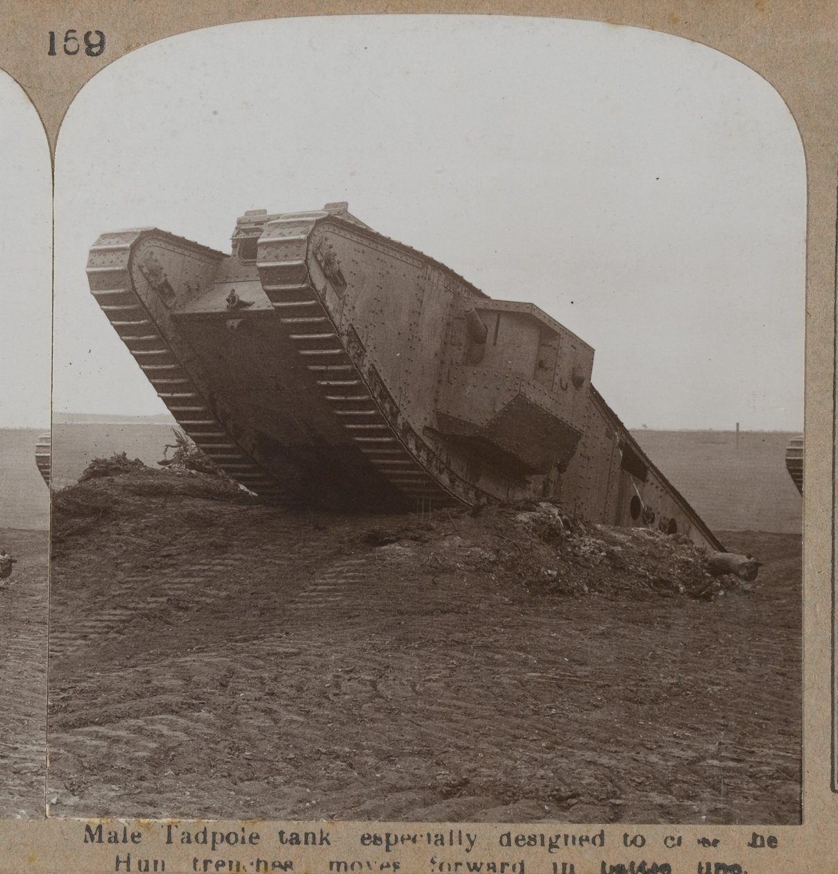 Miespuolinen Tadpole-tankki, joka on erityisesti suunniteltu ylittämään Hun-hautoja, liikkuu eteenpäin taistelulinjassa, 1914-1818 tekijältä English Photographer