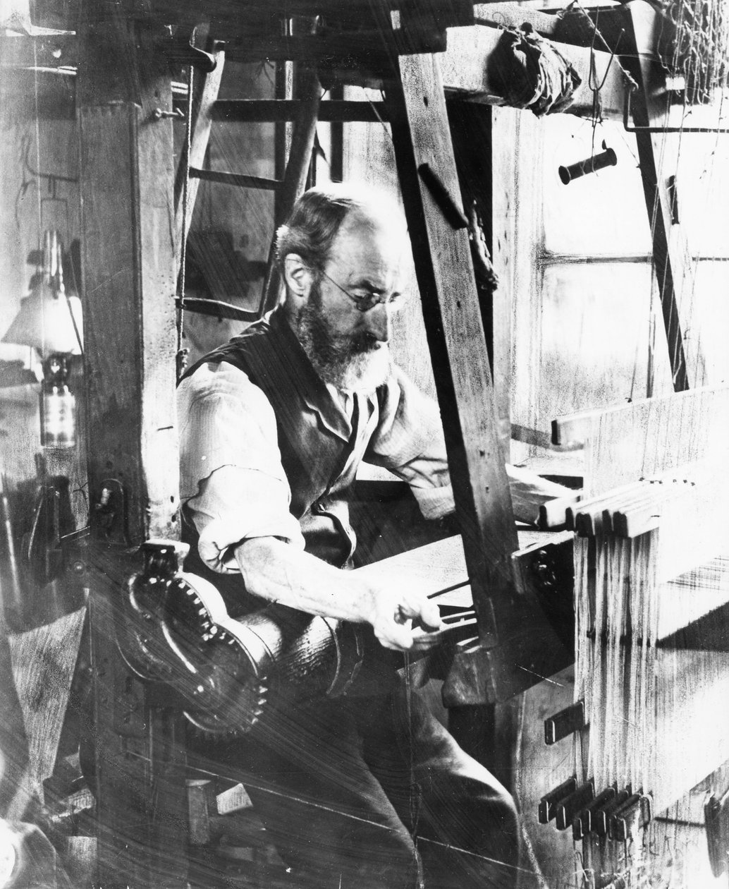 Mies työskentelee käsipuilla tekijältä English Photographer
