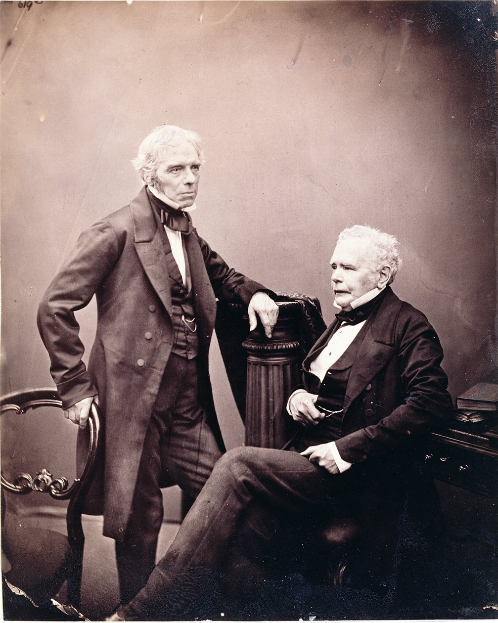 Michael Faraday (1791-1867) ja William Thomas Brande (1788-1866) (istuva) 1850-luku - 1860-luvun puoliväli (albumiprintti) tekijältä English Photographer