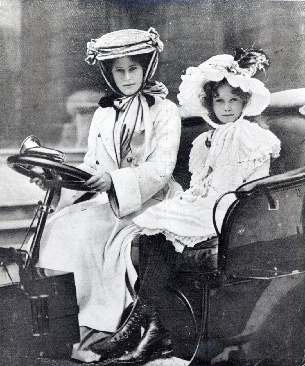 Millicent, Sutherlandin herttuatar ja hänen tyttärensä Ladies Automobile Clubin ensimmäisessä kokouksessa, 1903 tekijältä English Photographer