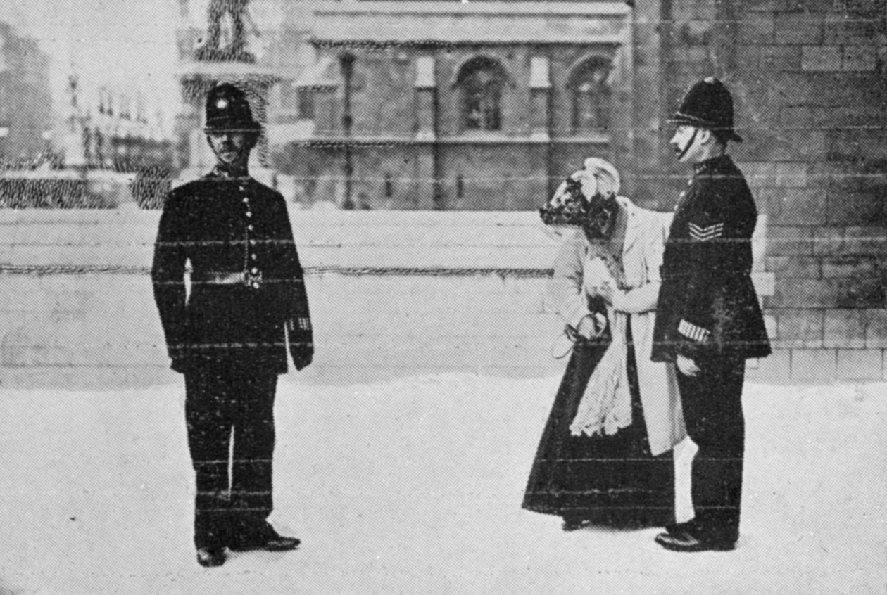 Miss Billington löysi korttinsa artikkelista The Reassembling of Parliament, joka julkaistiin The Graphicissa 27. lokakuuta 1906 tekijältä English Photographer