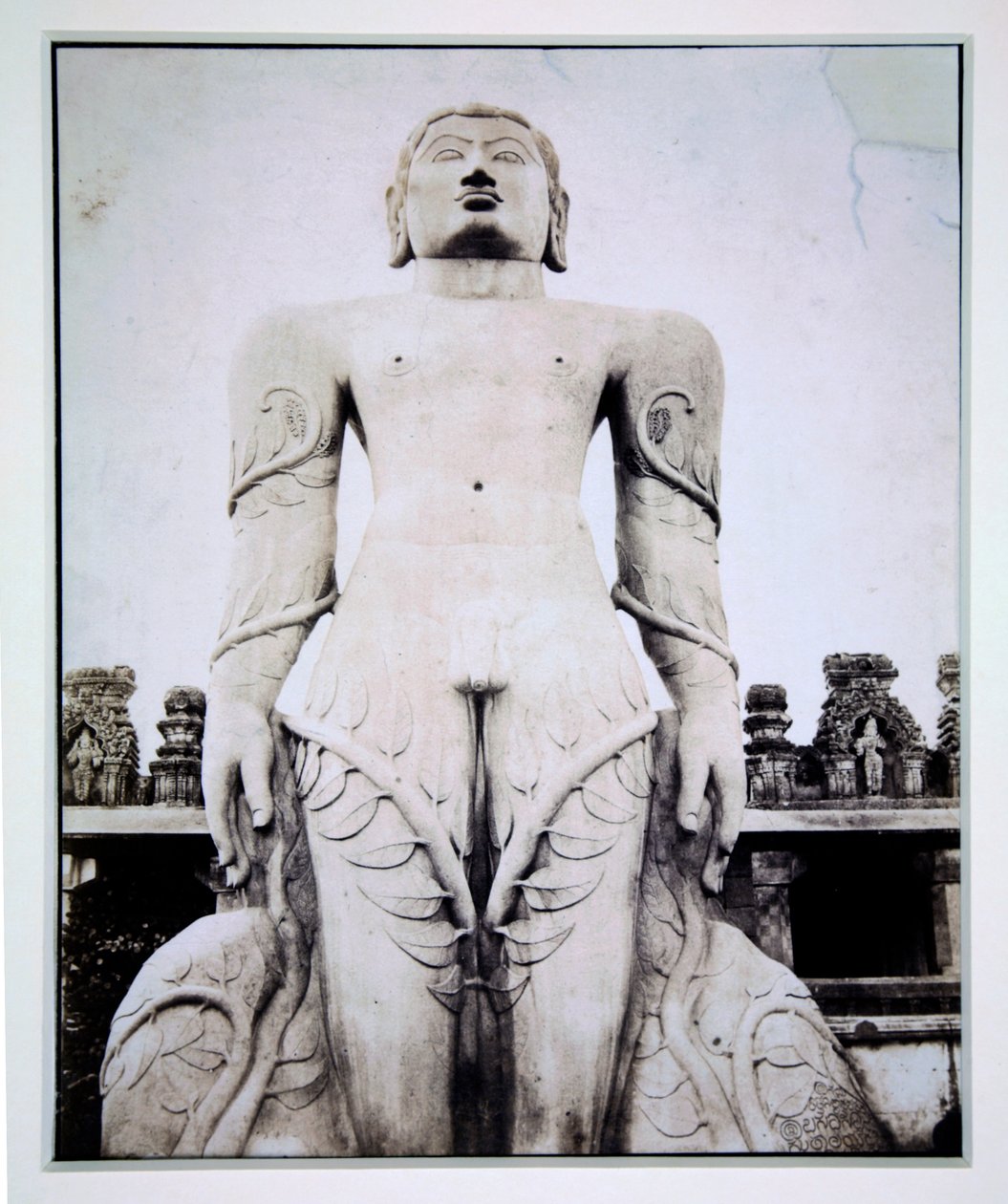 Monoliittinen Gommateshvaran patsas, Stravana Belgola, noin 1855 tekijältä English Photographer