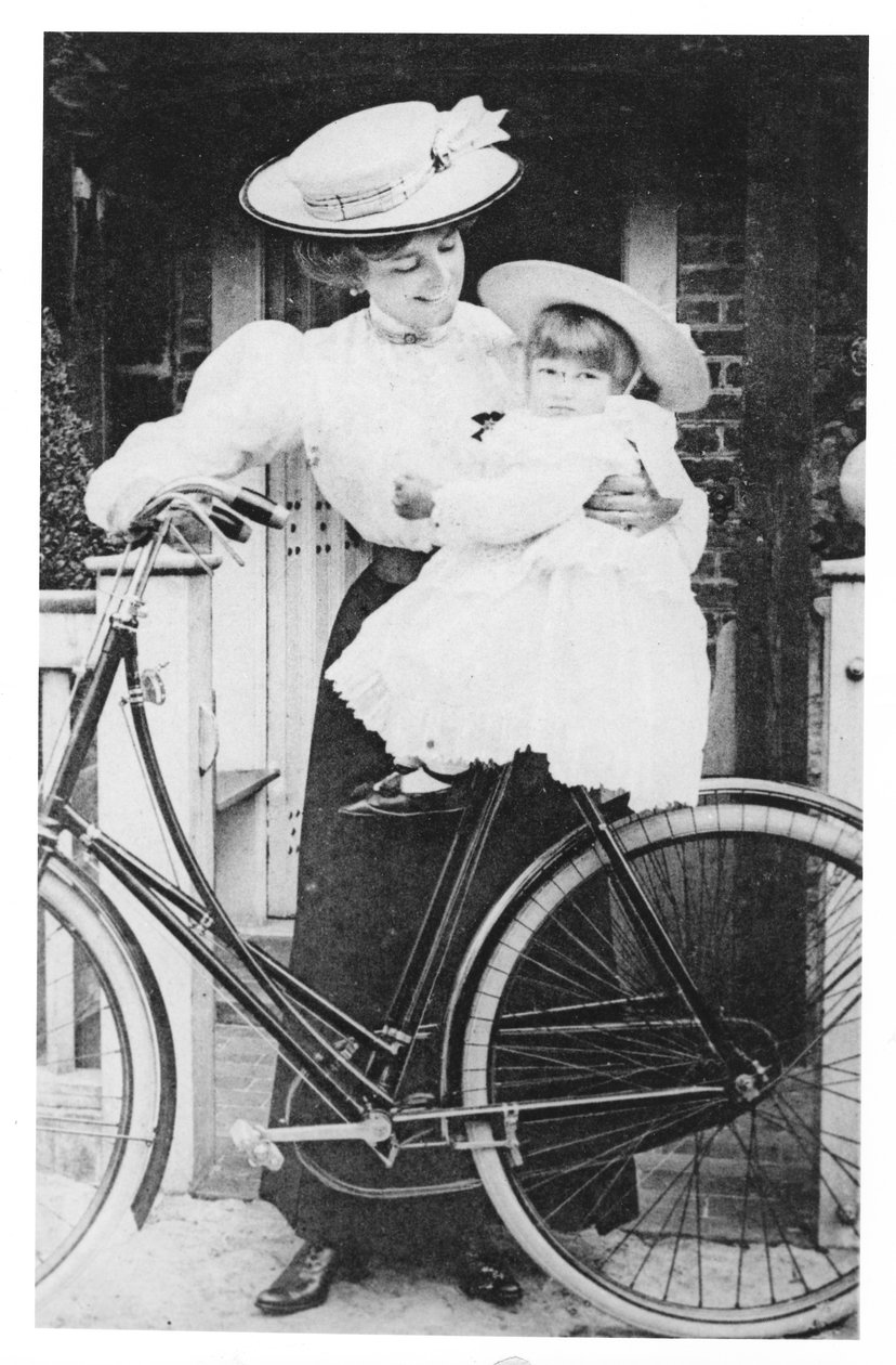 Äiti ja lapsi polkupyörällä, noin 1890-luku tekijältä English Photographer