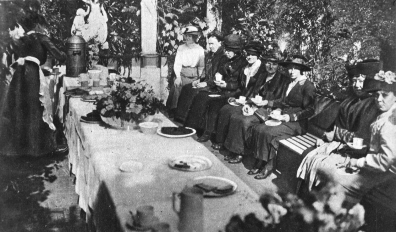 Äitienpäivä: Lady Byron viihdyttää taistelevien miesten äitejä teetä varten, The Illustrated War News, 16. elokuuta 1916 tekijältä English Photographer