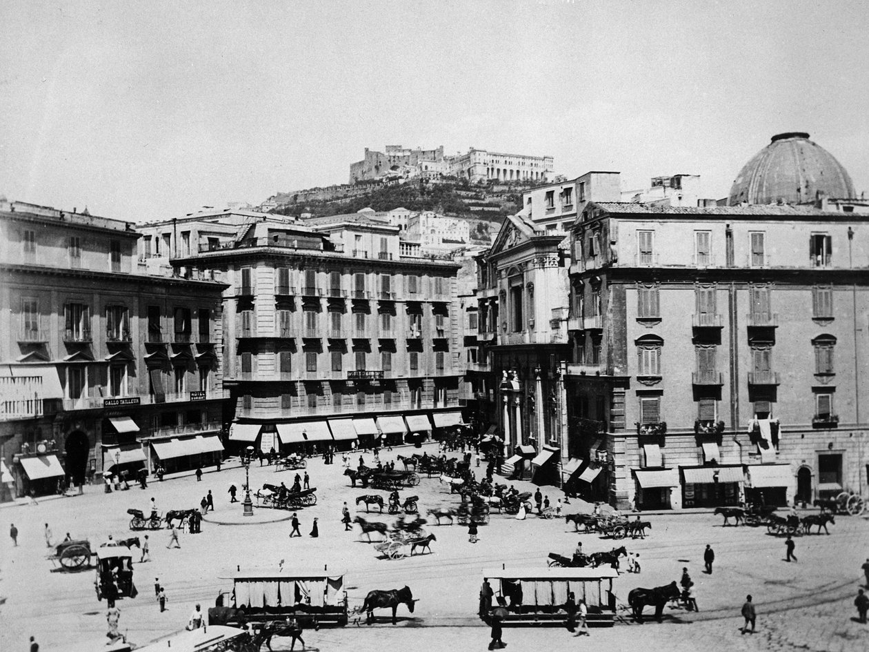 Napoli: Piazza San Fernando ja Castello Sant Elmo tekijältä English Photographer