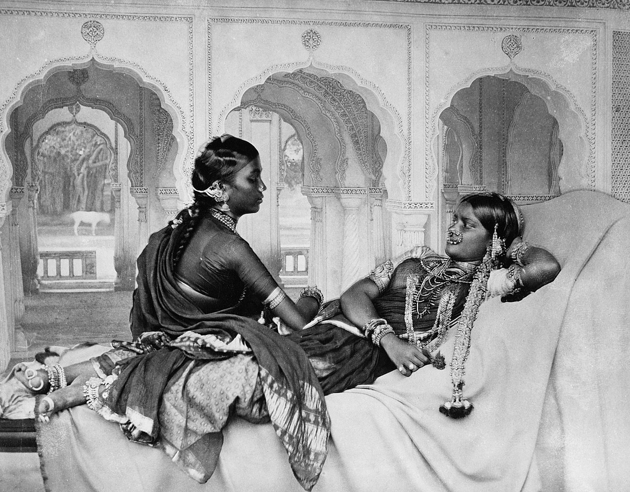 Nautch girls (tanssitytöt), 1890-luku tekijältä English Photographer