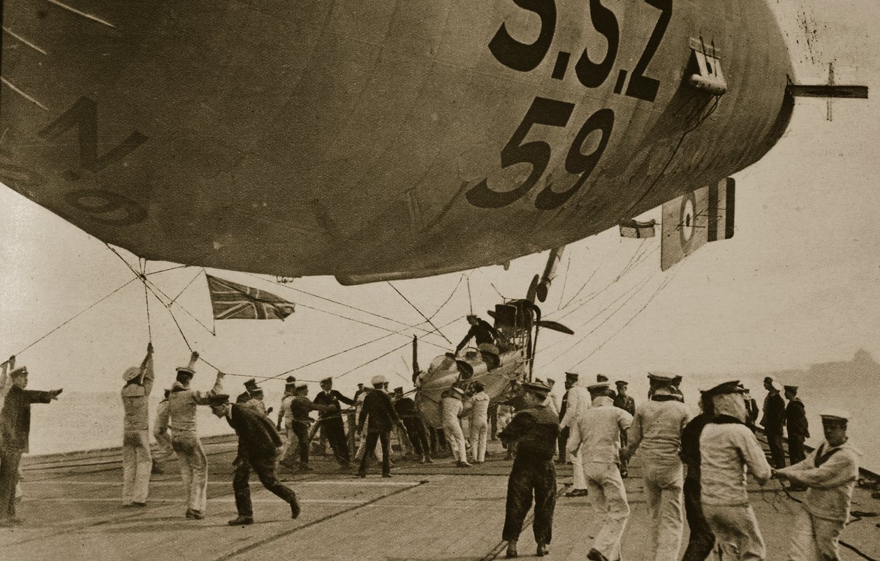Laivaston ilmalaiva laskeutumassa kiinnityspaikkaansa H. M. S. Furiousin jälkikannelle, 1914-19 tekijältä English Photographer