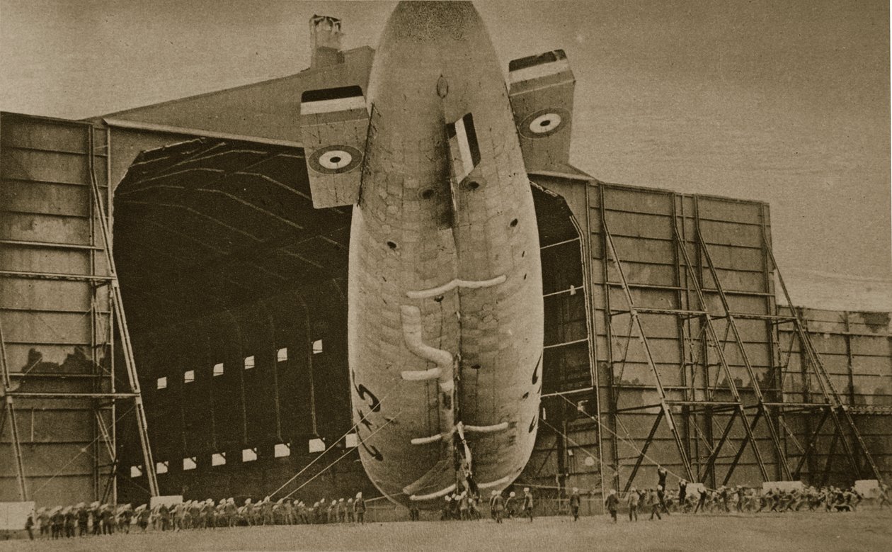 Neuvottelemassa laivaston ilmalaivaa ripustimeksi, 1914-1919 tekijältä English Photographer