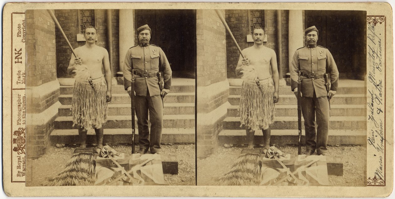 Uuden-Seelannin kiväärit. Maorien univormu ja alkuperäisasu, 1897 (hopea gelatiiniprintti) tekijältä English Photographer