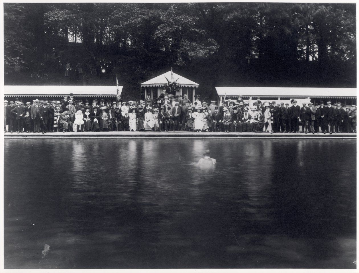 Roundhay Parkin ulkoilmauima-altaan virallinen avaaminen, Leeds, 29. heinäkuuta 1907 tekijältä English Photographer