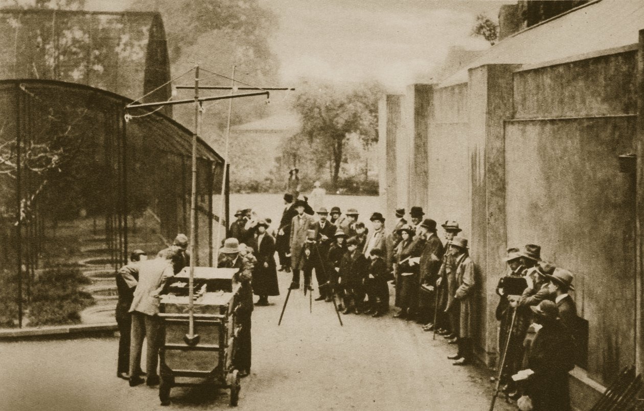 British Broadcasting Corporationin virkamiehet valmistautuvat lähettämään ääniä Lontoon eläintarhan lintuhuoneesta (seepiakuva) tekijältä English Photographer