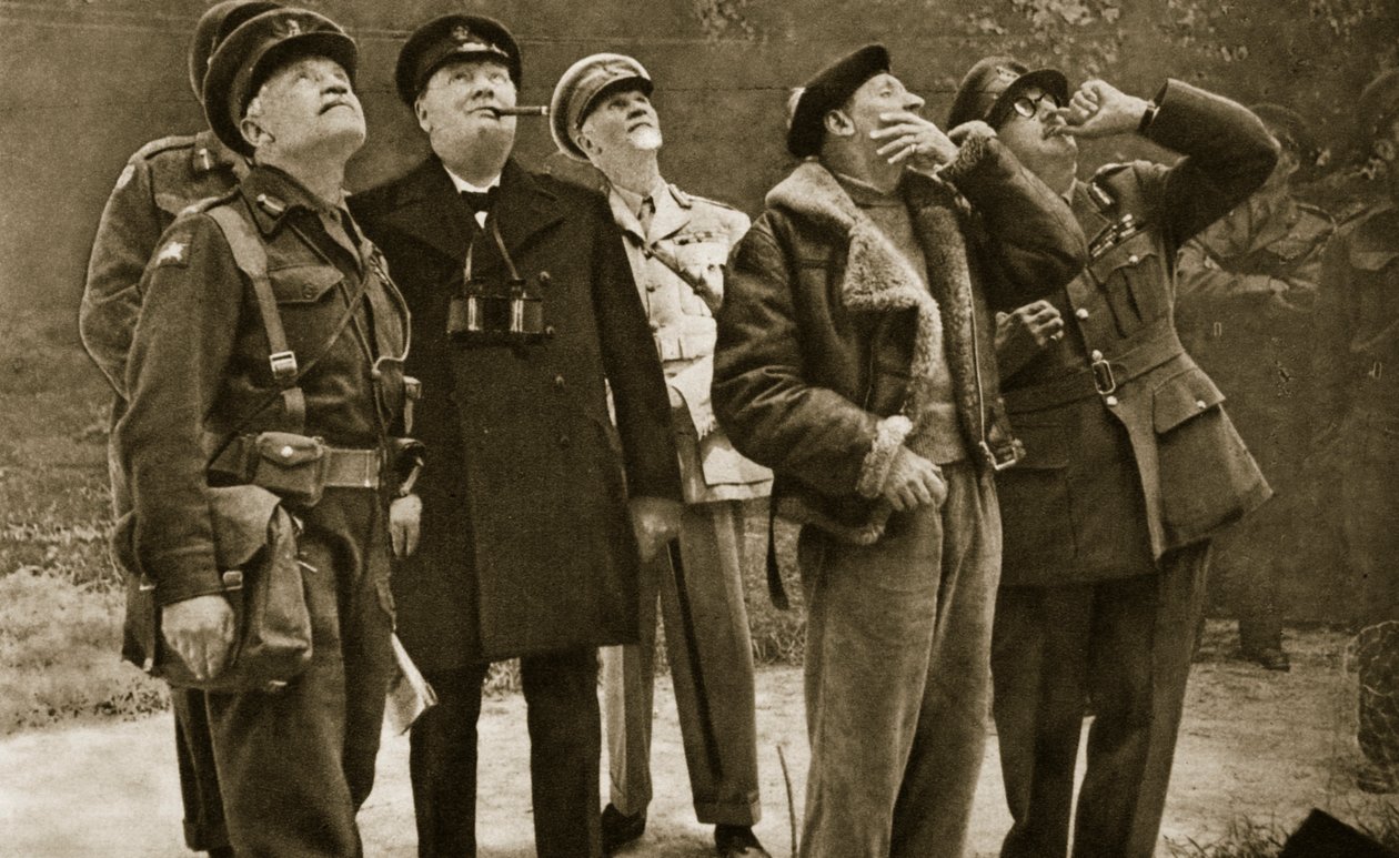 Edessä: Churchill ja Montgomery tarkkailevat koirataistelua, 1944 tekijältä English Photographer