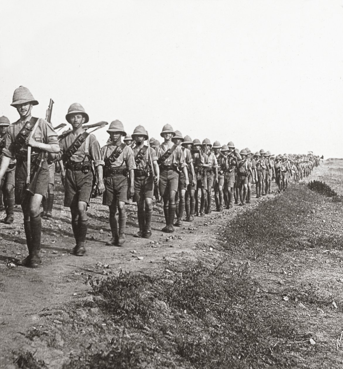 Pitkällä marssilla kovan helteen läpi Bagdadissa, 1917 tekijältä English Photographer