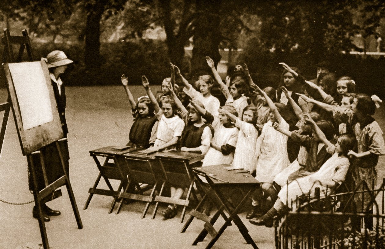 Ulkoilmaluokka Lincolns Inn Fieldsissä (seepiakuva) tekijältä English Photographer