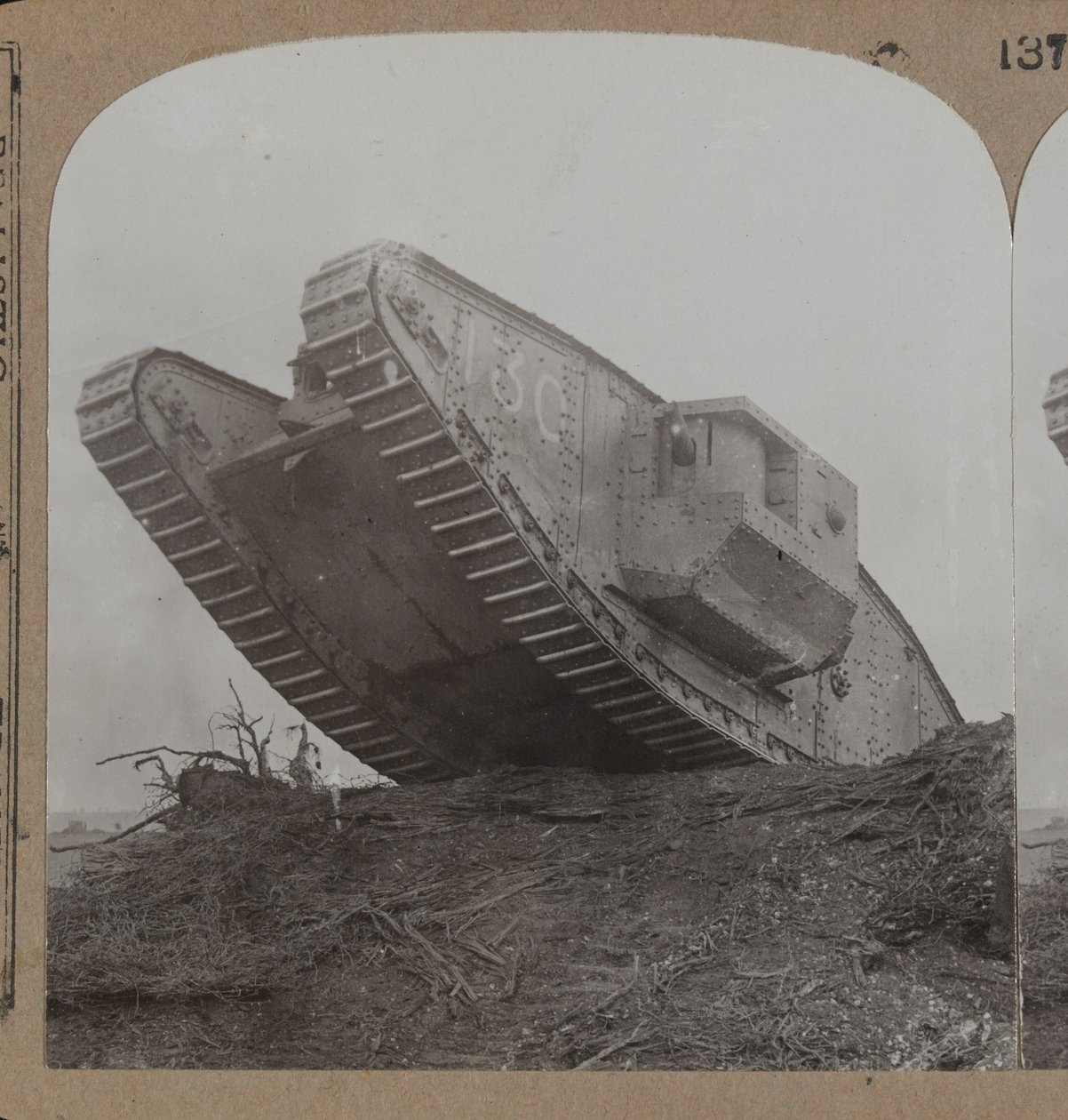 Monsteritankkimme rikkovat piikkilankahihnat ja yllättävät täysin Cambrain navan, 1914-1818 tekijältä English Photographer