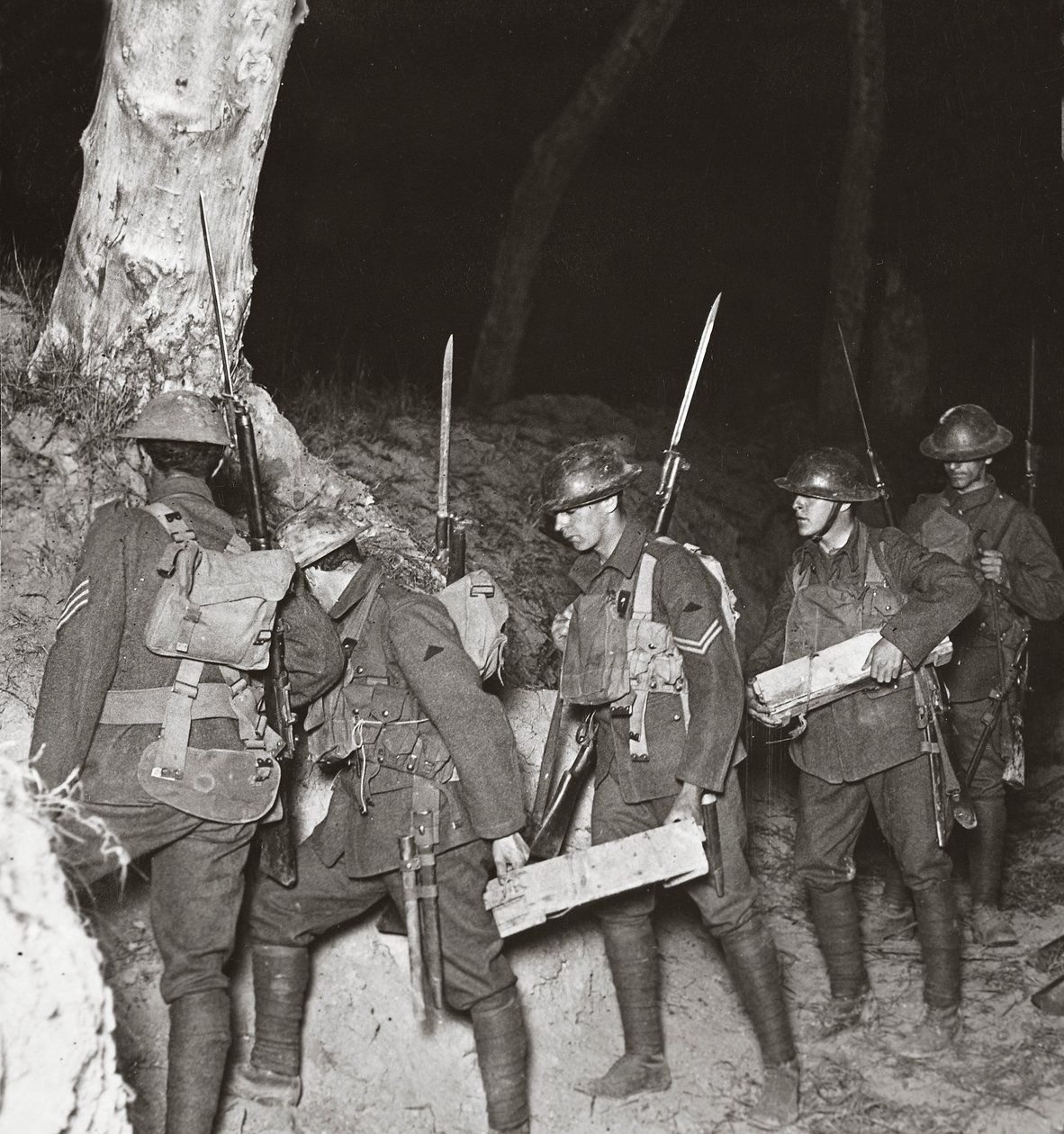 Joukkomme lähtevät sapluunalla yöoperaatioon katkaisemaan Villers-Bretonneux
