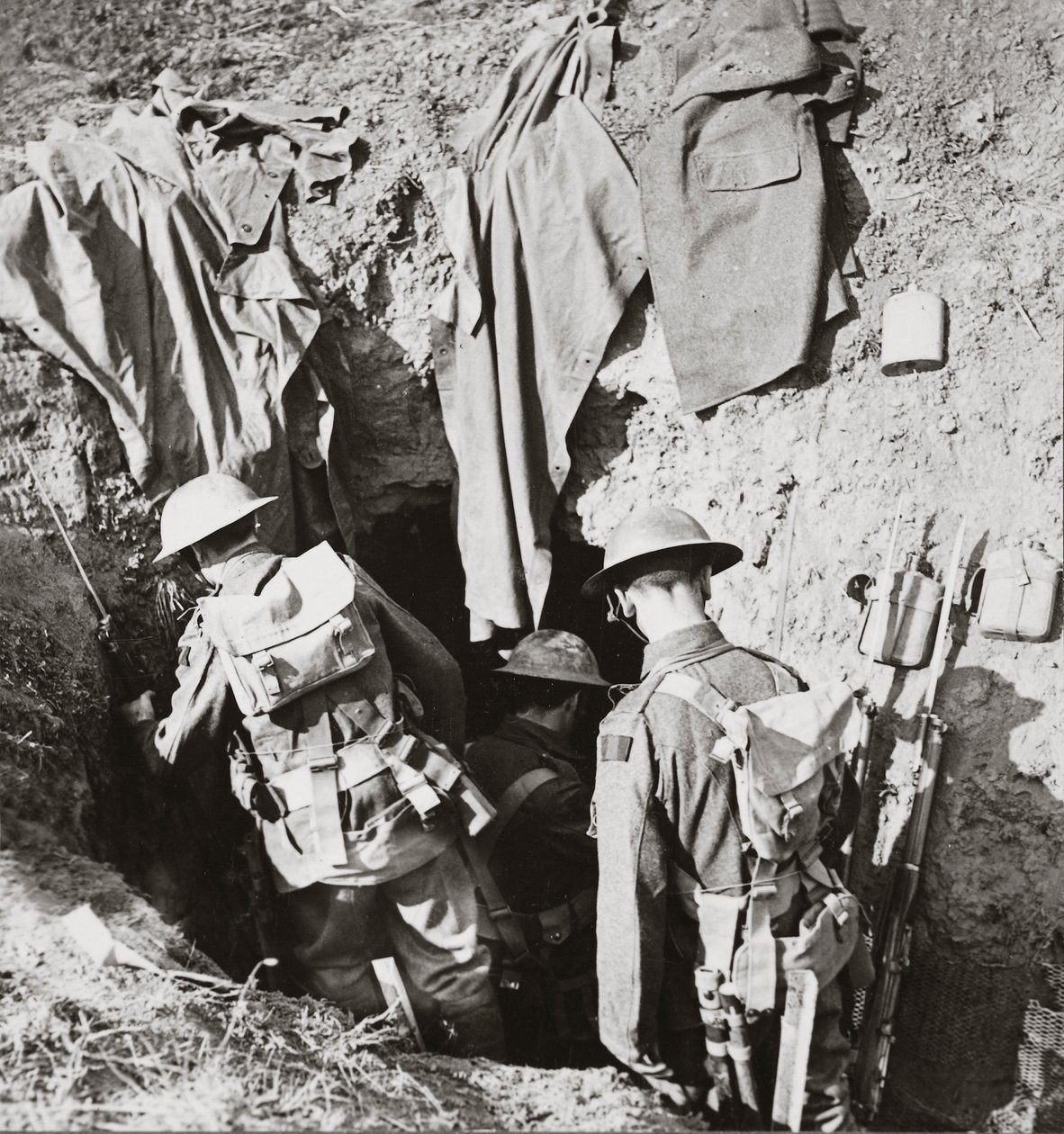 Joukkomme käyttävät Jerryn korsua, joka vangittiin Great Allied Advancessa Bayaumessa elokuussa 1918 tekijältä English Photographer