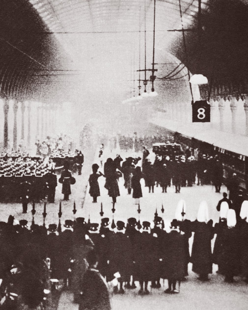 Paddingtonin asema, George V:n ruumis matkalla viimeiselle leposijalleen Windsoriin, 1936 tekijältä English Photographer