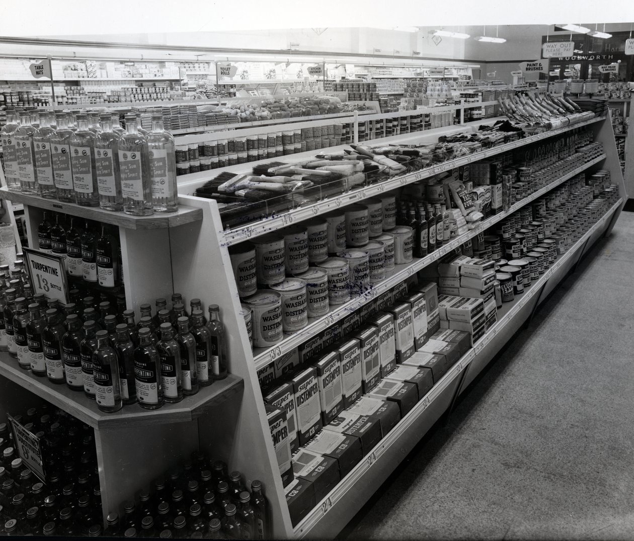 Maali- ja sivellinmyymälä, Woolworths, 1956. tekijältä English Photographer