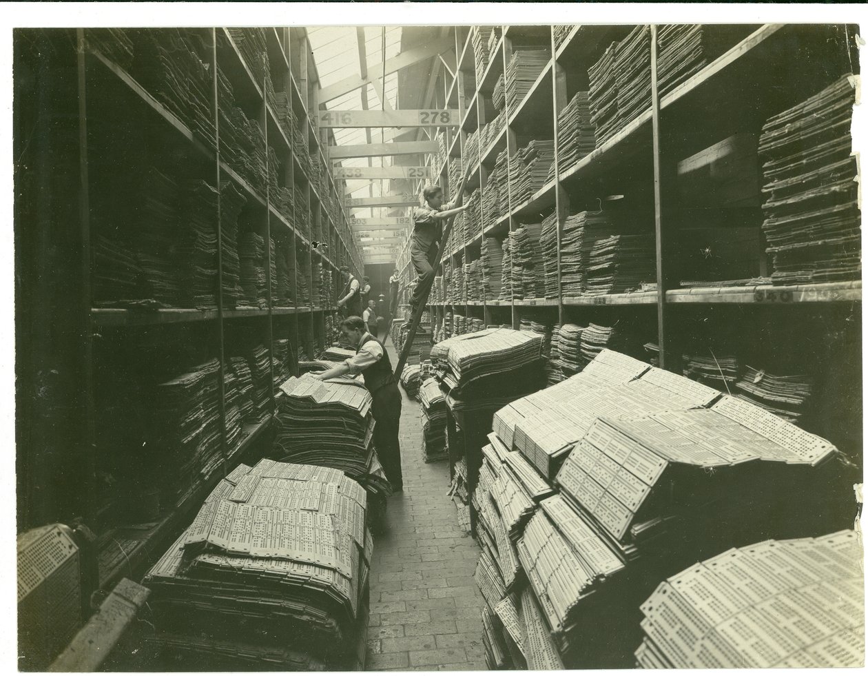 Osa Jacquard-korttihuonetta, mattotehdas, 1923 tekijältä English Photographer