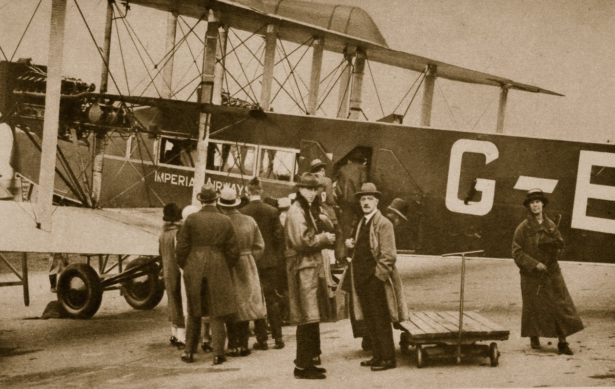 Matkustajat lähdössä Pariisiin Imperial Airwaysin aluksella (seepiakuva) tekijältä English Photographer