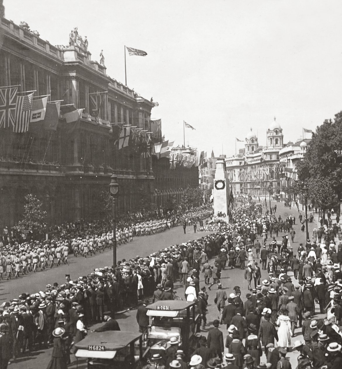 Intian joukkojen rauhankulkue tervehtimässä Tuntematonta soturia Cenotaphissa, Whitehall, 19. heinäkuuta 1919 tekijältä English Photographer