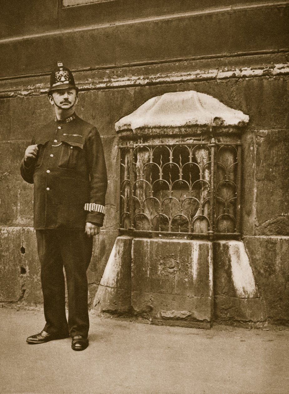 Poliisi seisoo kiven vieressä St. Swithinsin muuriin, Cannon Street (seepiakuva) tekijältä English Photographer