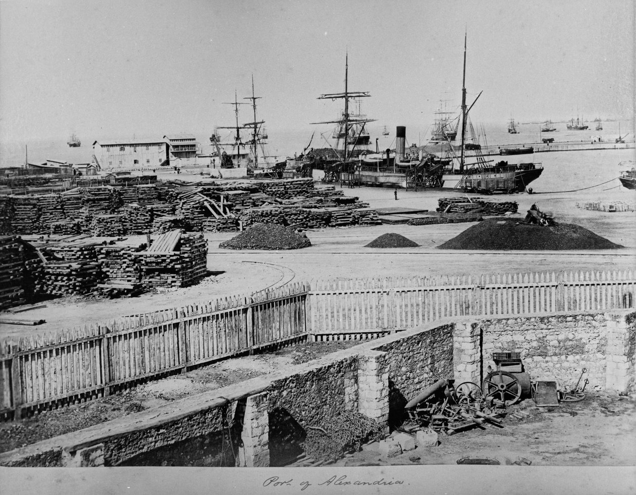 Aleksandrian satama, n. 1880-3 tekijältä English Photographer