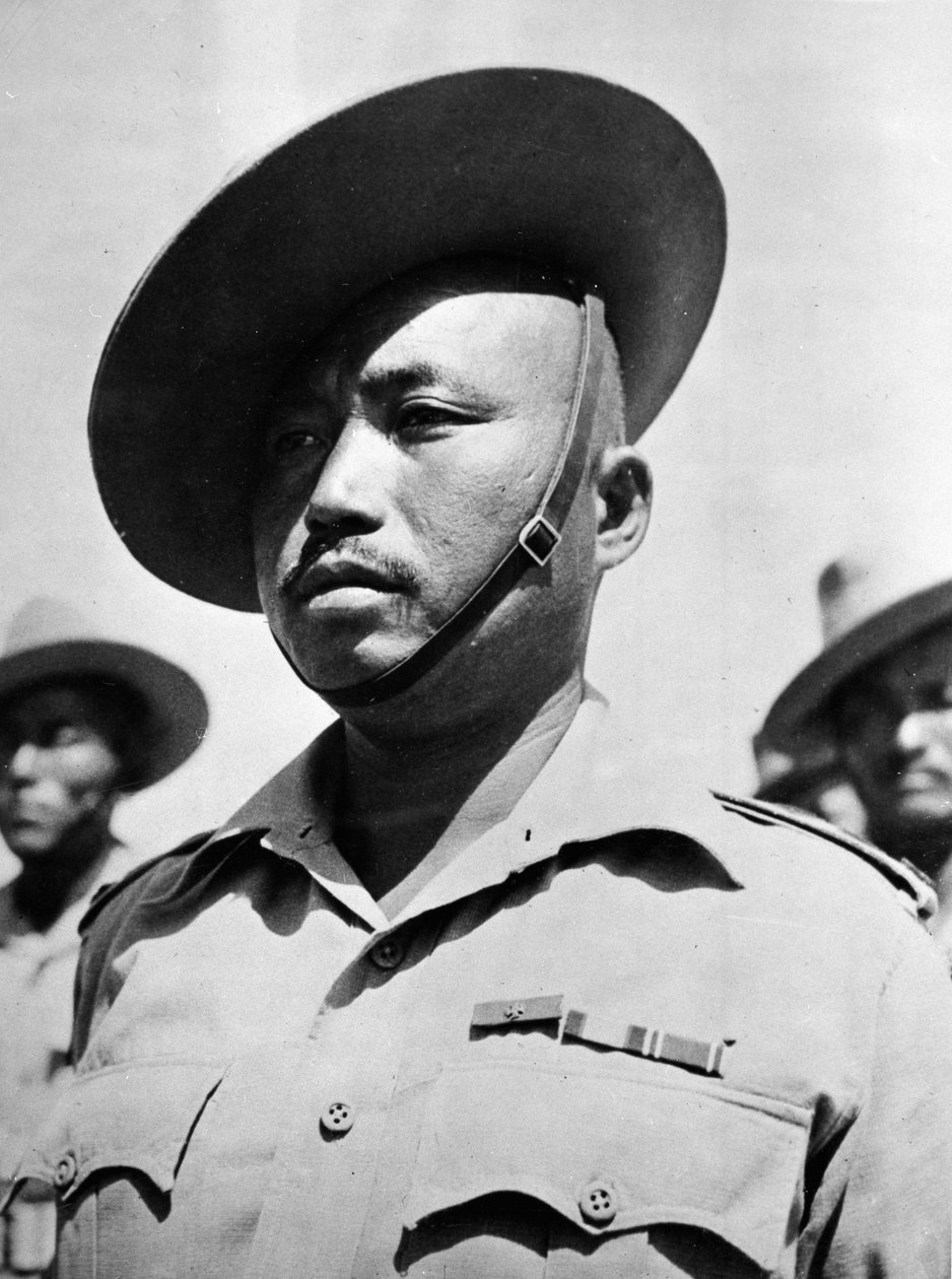 Muotokuva Subedar Lal Bahadur Thapasta, 1. pataljoona 2. Gorkha-kivääreissä tekijältä English Photographer