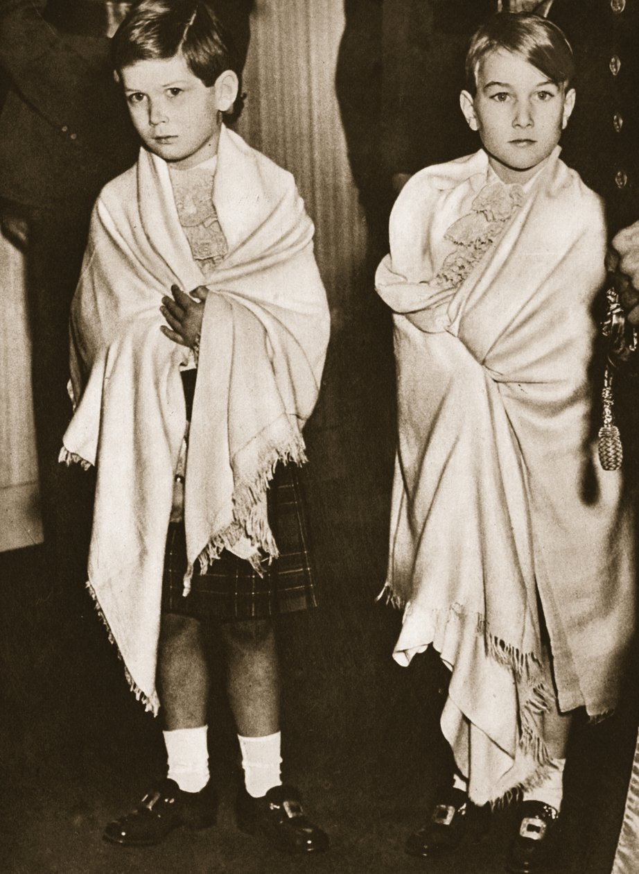 Kentin prinssi Michael ja Gloucesterin prinssi William, sivupojat prinsessa Elizabethin häissä, 1947 (syväpaino) tekijältä English Photographer
