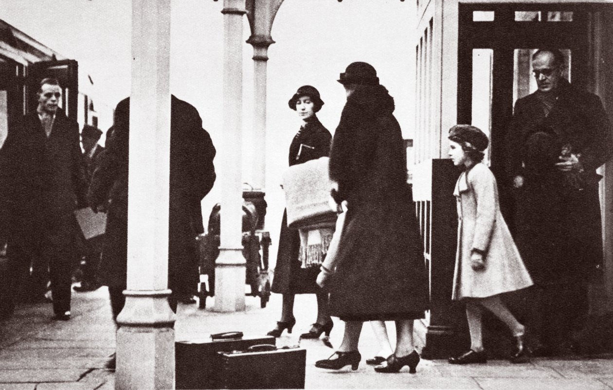 Prinsessa Elizabeth ja prinsessa Margaret Rose palaavat Lontooseen tammikuussa 1936 tekijältä English Photographer