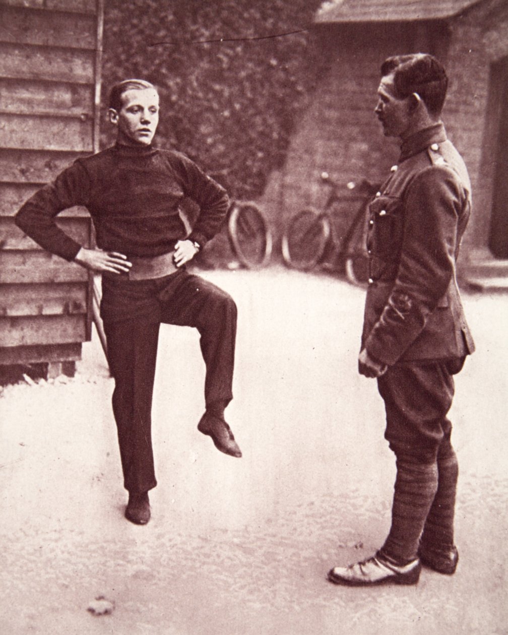 Yksityinen Jimmy Wildes ensimmäinen poraus Aldershotissa, kuvitus The Illustrated War Newsista, 7. helmikuuta 1917 (seepiakuva) tekijältä English Photographer