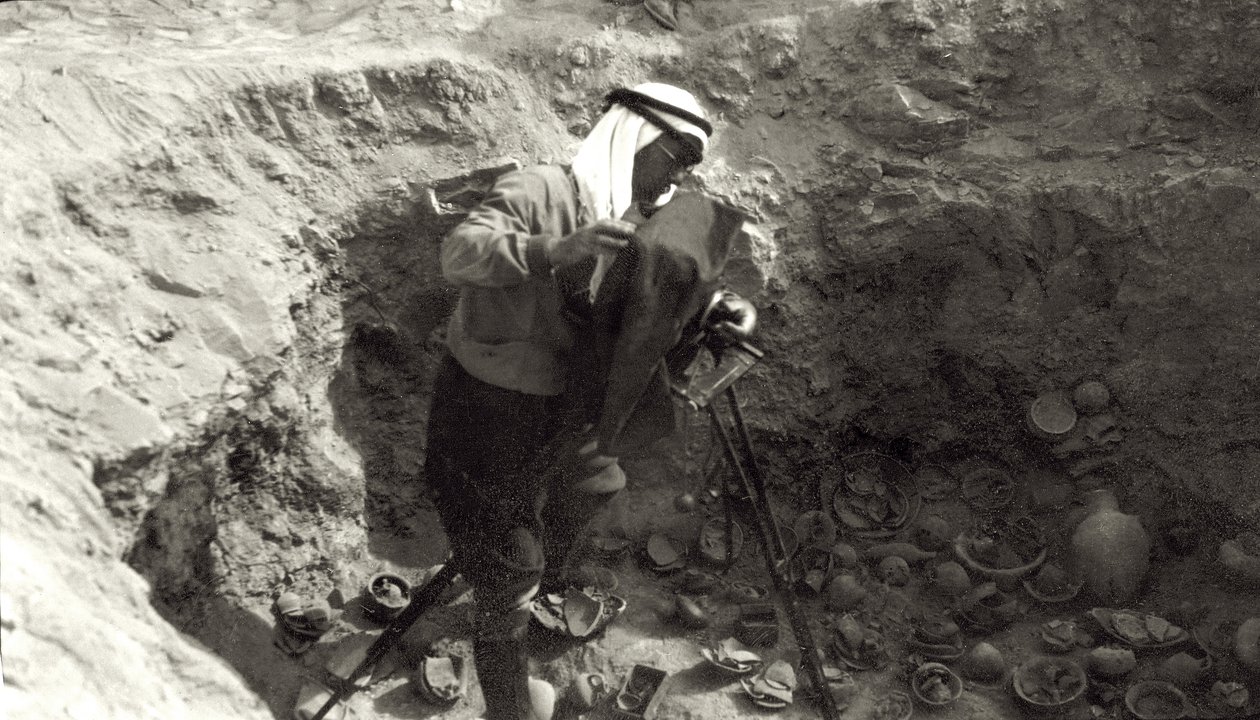 Professori John Garstang valokuvaamassa rikkoutunutta keramiikkaa paikan päällä Jerikon kaivauksilla 1930-36 tekijältä English Photographer
