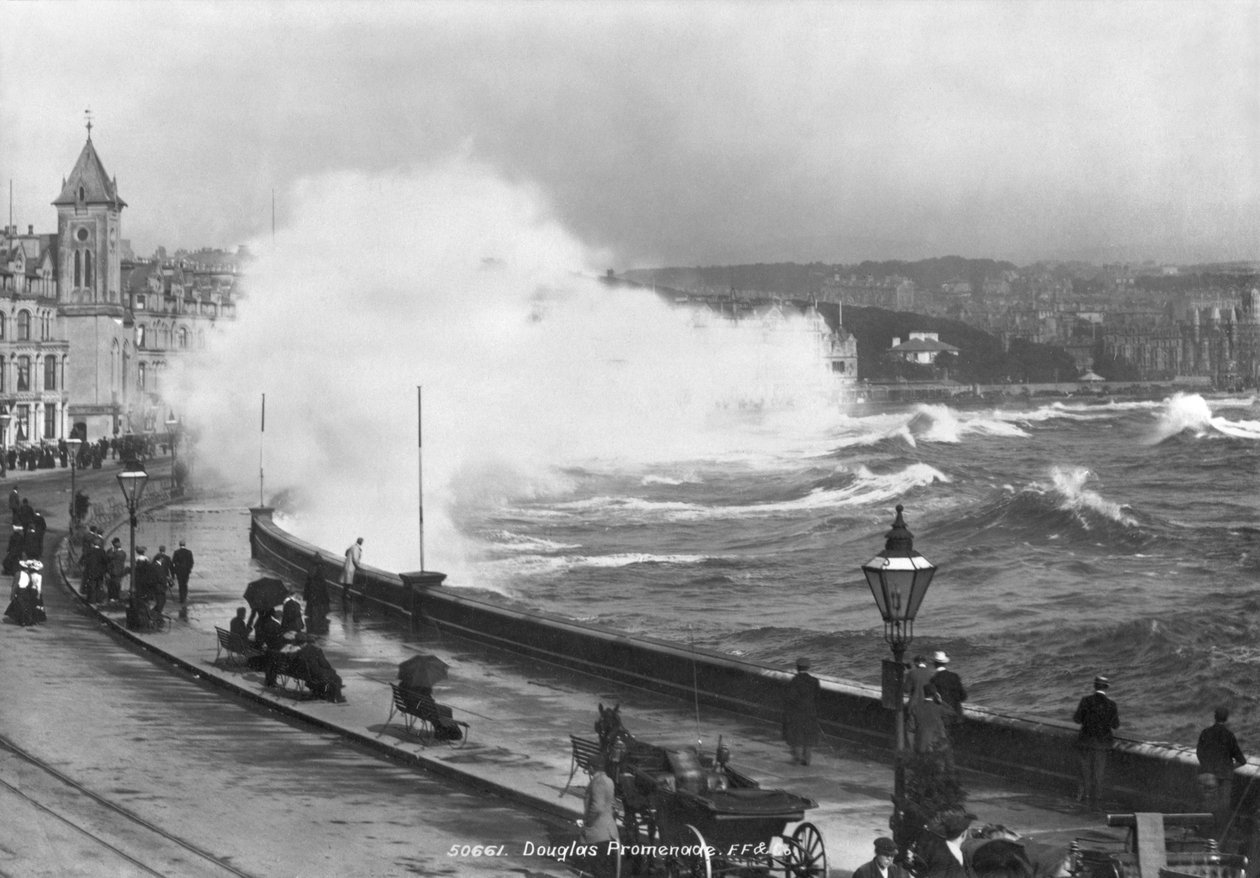 Promenade at Douglas, 1900-luvun alku tekijältä English Photographer